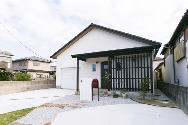 真っ白な塗り壁と最後までこだわった木の格子。