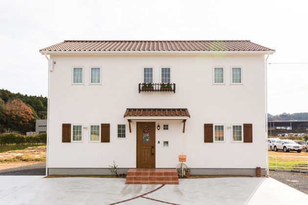 外観にもこだわりを！飾り窓や格子窓でかわいさがUP！