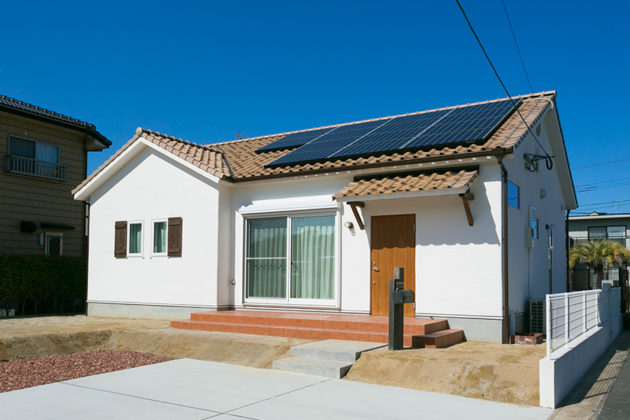 真っ白な塗り壁が印象的な外観