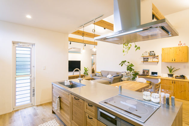 調理中でも家族の様子がわかるオープンキッチン