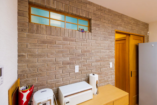 キッチン背面はタイルで仕上げでアクセントに