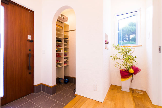 シューズクロークの入り口をアールの垂れ壁で少しかわいく仕上げました