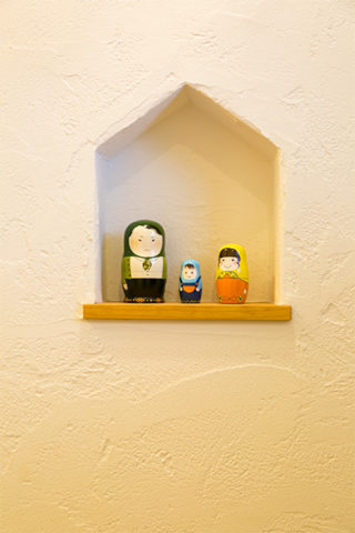 三角屋根と同じ勾配にしたニッチにはお友達に作ってもらった家族のマトリョーシカを。
