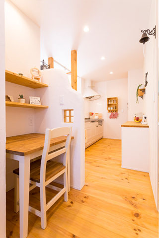 奥さんの作業スペースにもお子さんの勉強スペースにも使えるカウンター