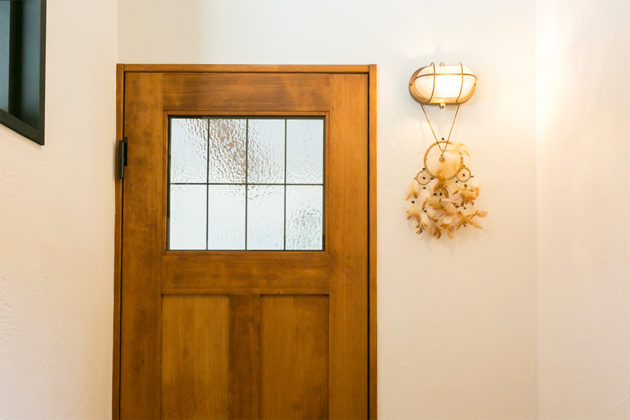 ガラスの窓でかわいさを演出したリビングドア