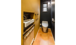 トイレの壁には掘り込みを作り手洗いスペースや収納スペースに