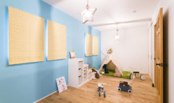 テーマカラーであるブルーの壁紙と可愛い星型照明がある子供部屋。