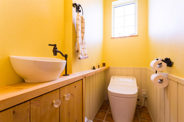 トイレの中の洗面化粧台は大工さんの手作りです