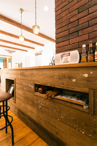 こだわりの古材を使ったキッチン