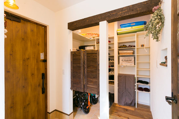 シューズクロークのスイングドアが遊び心満載です