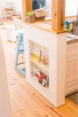 キッチン横の壁を彫り込んでおしゃれなカフェ空間に