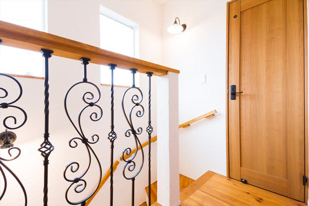 階段の壁の一部にアイアンの格子で、お家の雰囲気を明るくしてくれます