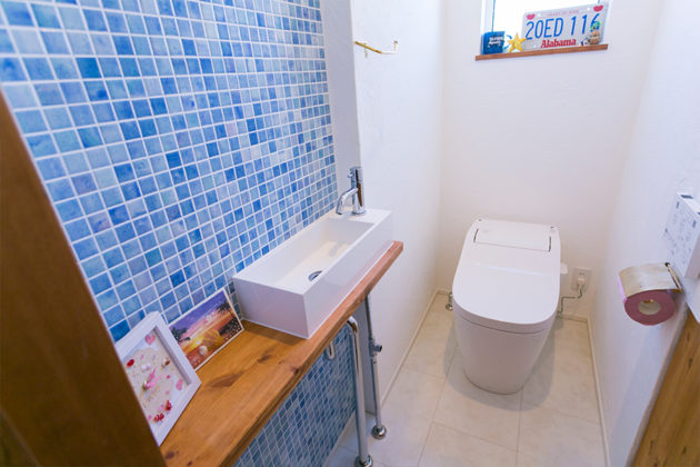 ブルーのタイルで爽やかに