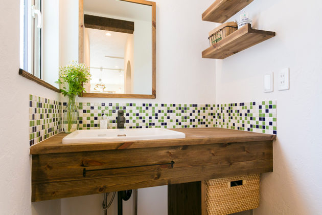 モザイクタイルでレトロチックな洗面台