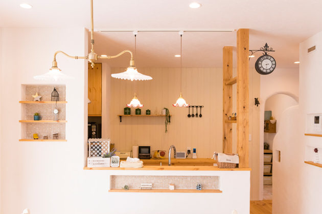 かわいい雑貨や照明に囲まれたキッチンスペース
