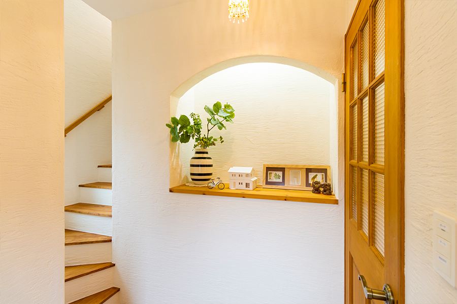 階段の壁の一部にアイアンの格子で、お家の雰囲気を明るくしてくれます