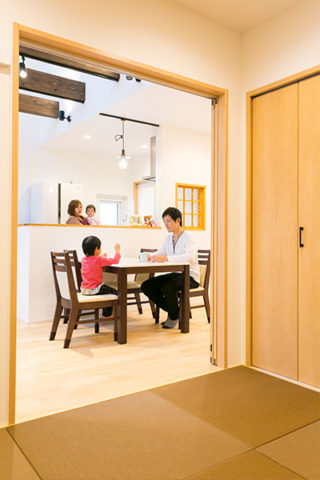 LDKとつながる和室。お子さんが遊んでいる様子をキッチンから窺えるように設計しています。