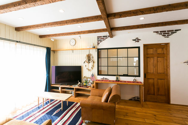 大きな内窓やむき出しの煉瓦を表現した塗壁