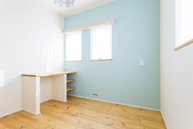 子供部屋の壁紙にパステル系の配色でアクセントに