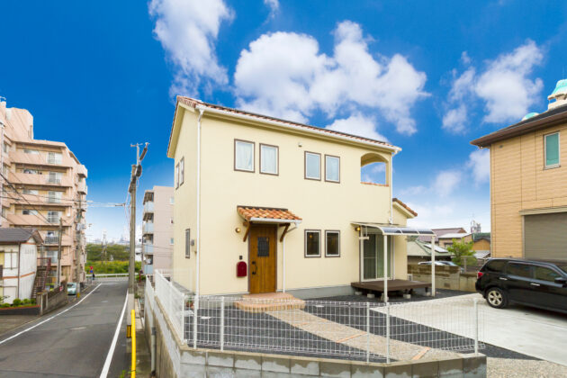 さんかく屋根の洋風住宅。窓枠にグレーのアクセントを入れました