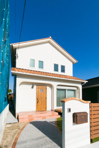 漆喰仕上げで爽やかな外観