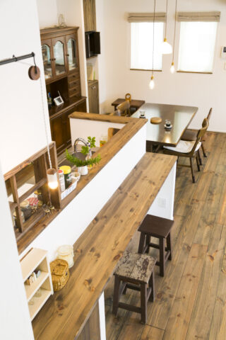 家族の絆を深める、居心地の良いカフェ風ダイニング。