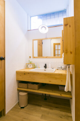自然光と木の質感が調和する、ナチュラルな洗面台。