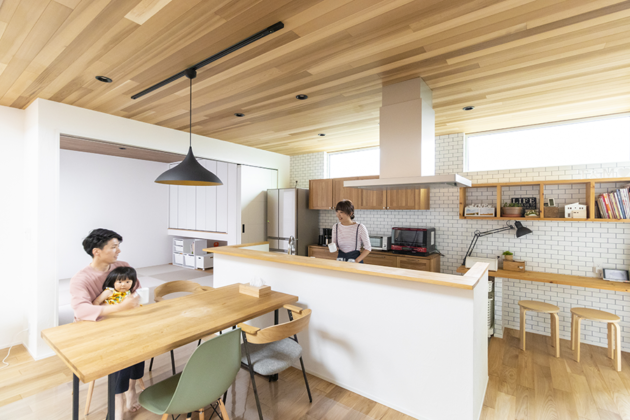 天井の天然木材がこだわりポイントのアイランドキッチン