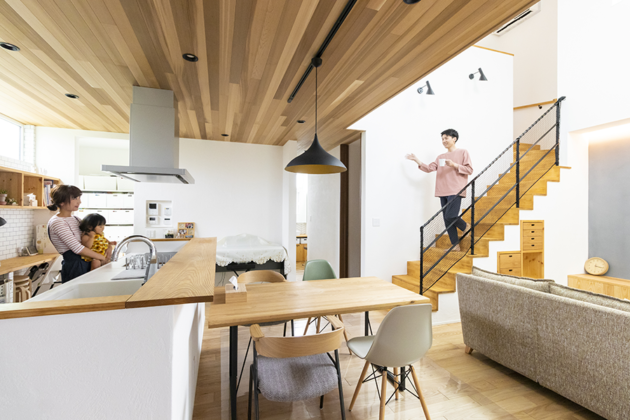 広さを感じられるひな壇階段