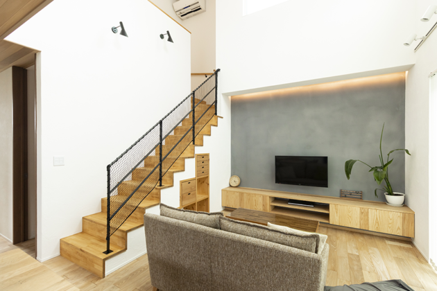 TV背面にモルタル調のアクセント