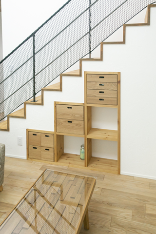 造作と既製品をミックスした階段下収納