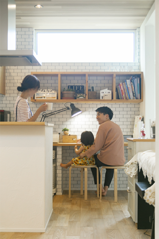 キッチン横の家族共有スタディスペース