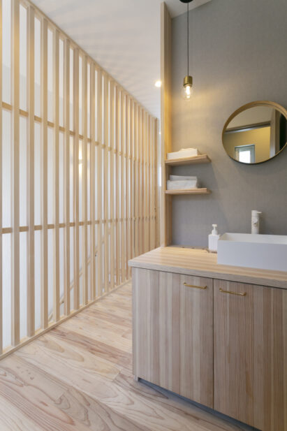 2Fトイレの洗面スペースと階段の格子デザイン