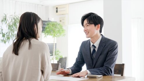 説明する営業マン