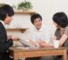 営業マンから説明を受ける夫婦